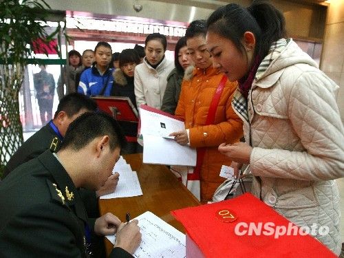 北京首次對應征女兵進行才藝面試(組圖)