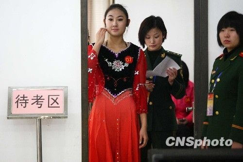 北京首次對應征女兵進行才藝面試(組圖)