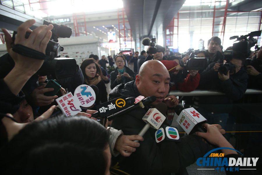 旅客家屬在首都機場詢問航班消息